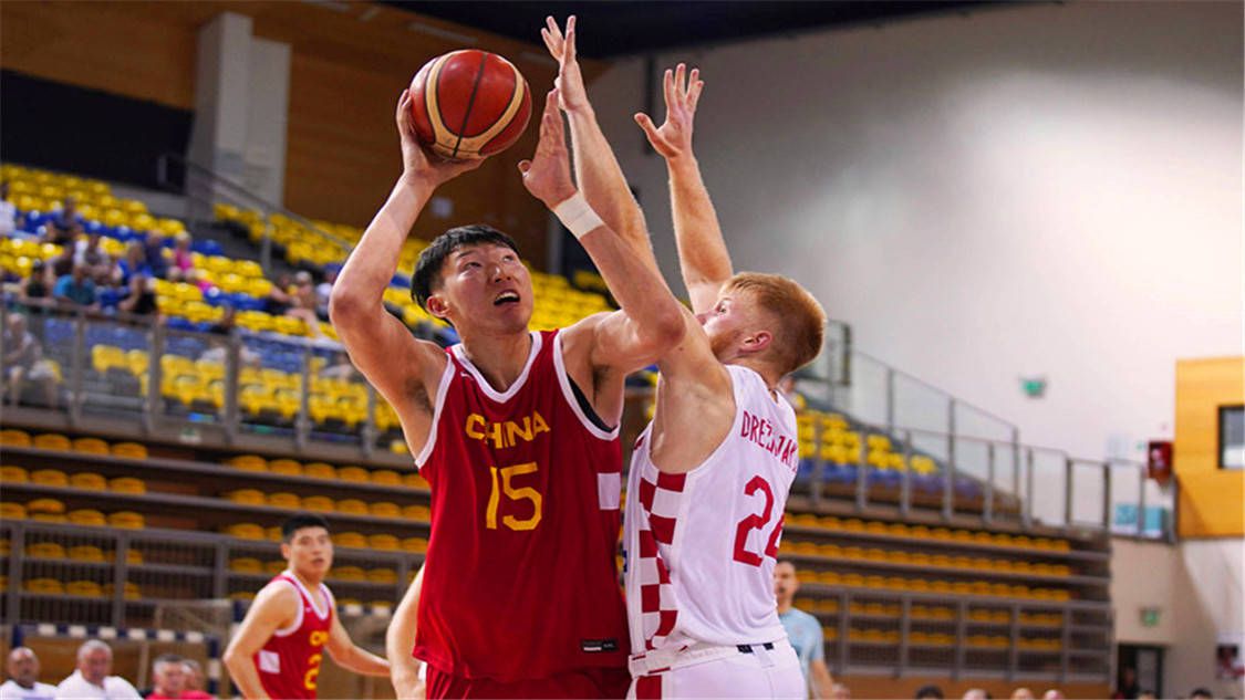 在这组;都市神仙图鉴版人物关系海报中，肖央着实体验了一把与神仙一同;呼风唤雨的快乐